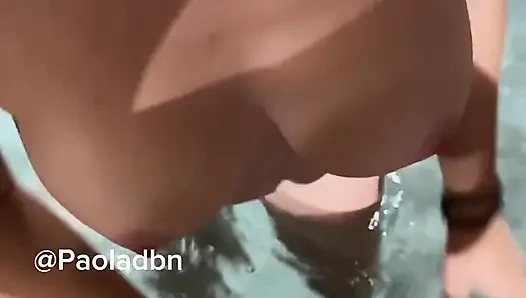 Nyepong kontol di jacuzzi