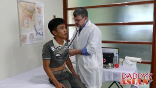 Giovane asiatica senza preservativo durante l&#39;appuntamento dei medici
