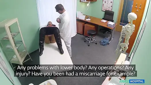 Женщина с проблемами делодатуры получает дозу хуя доктора