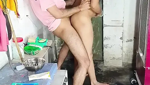 Arsch-muschi ficken, muschi lutschen, brüste lutschen, milch aus der brust lutschen und auf dem schwanz im doggystyle sitzen und direkt auf Hindi-audio liegend