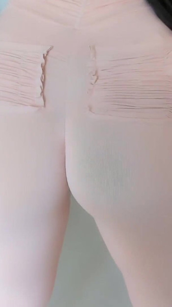 Zadivljujući trenutak iz "ROLEPLAY Seksi Latina s velikom guzicom u uskim hlačama za jogu s devinim prstom igra se s tobom, njezin osobni trener"