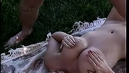 Cewek nympho rambut pirang dengan pantat bahenol dicrot di dalam setelah dientot habis-habisan