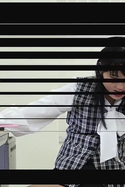 Pekerja yang tidak kompeten bertukar menjadi kerusi manusia, pekerja pejabat wanita sadis duduk di muka atau belakang dan melakukan kerja meja seperti biasa