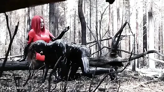 Унижение каучуковой в латексе на улице