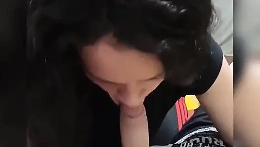 Orta yaşlı seksi kadınlar yarak emmeyi seviyor - yakın çekim sakso