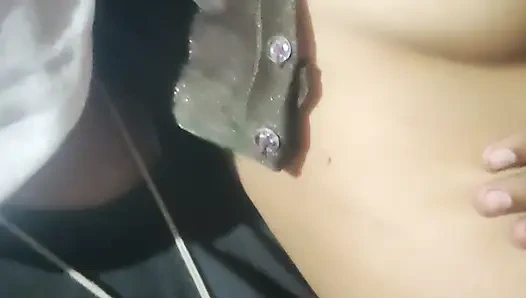 Жена показывает свою молодую киску мужу