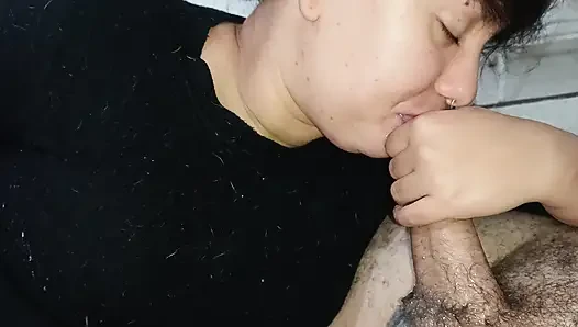 GLUTTONOUS YARAĞıNı SAPıNA, DERIN GıRTLAĞıNA KADAR YUTUYOR