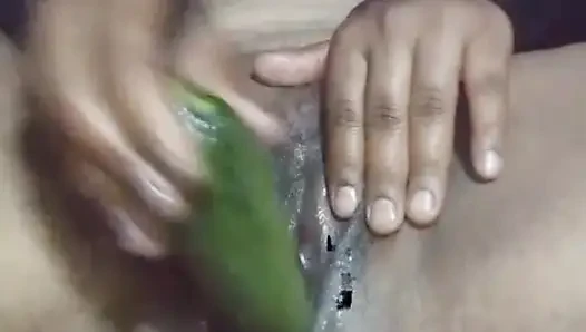 Bugün, Hintli yenge amına bir salatalık sokarak arzusunu bastırdı.