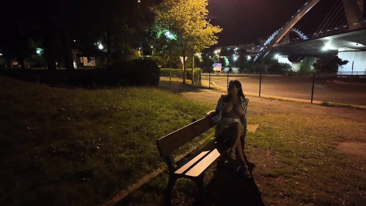 一个暴露狂当场来到一个婊子。她不知道如何处理他。