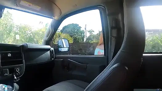 Ich nahm wieder eine Fahrt und dieses mal habe ich Aaliyah Hadid bekommen und steckte sie in den Stapelfahrer auf dem Rücken und fülle ihr gesicht mit sperma!