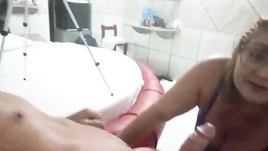 Кончает в мой маленький рот
