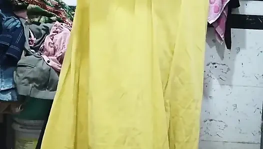Priya si kakak ipar india lagi pamer memeknya yang menganga lebar