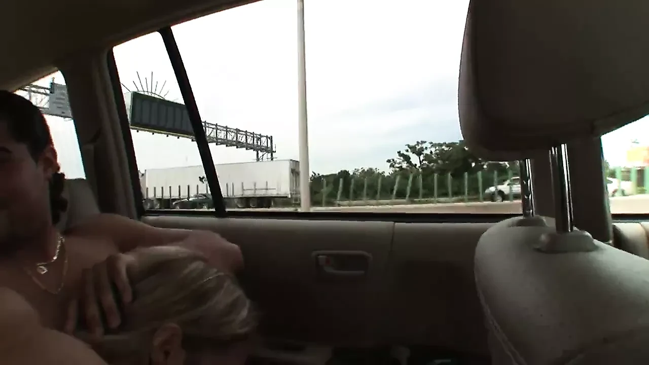 Hunk muda mengambil si blonde comel dan mengongkeknya di tempat duduk belakang