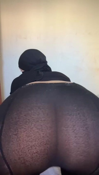 ジューシーなアラブのお尻を持つヒジャビのかわい子ちゃんは、誰も見ていないときにいたずらを演じます