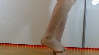 Парень показывает гладкие ноги и голые ступни голыми