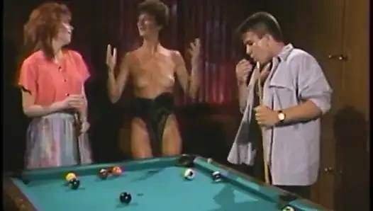 Cewek seksi dan pejantan sange ngentot memek cewek imut saat dia berbaring di meja biliar
