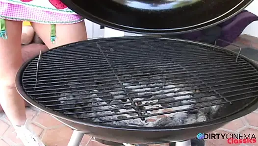 Барбекю превращается в массивный гэнгбэнг на заднем дворе