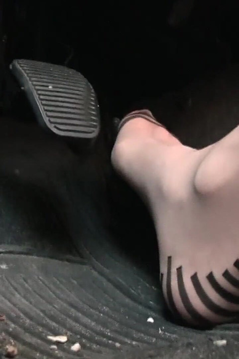 Sensual conducción y bombeo de pedal en fancy charmante pantimedias con coser