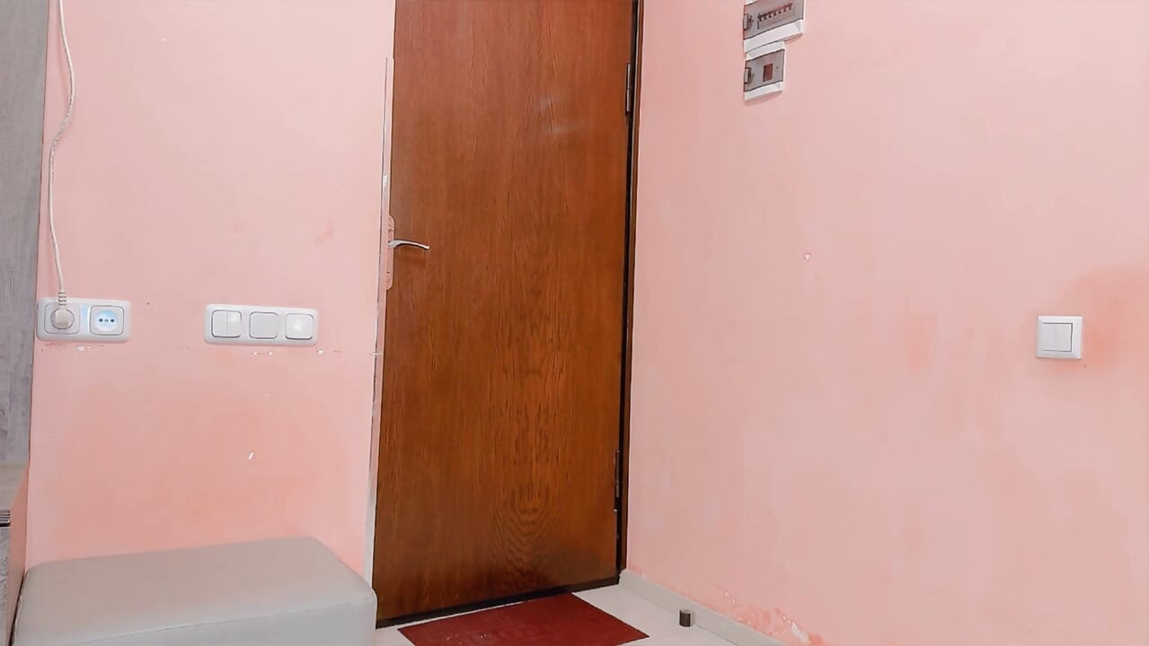 Enfermeira rabuda fode seu paciente quando o médico sai da gozada interna