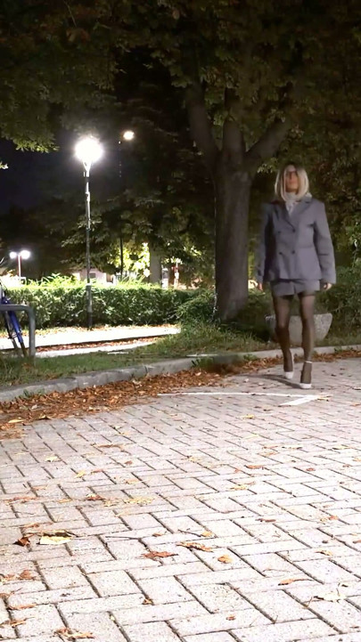 Nylon harisnyában és kosztümben botorkálok az éjszakában | 2. klip