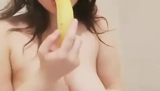 Muz emiyor ve mastürbasyon yapıyor