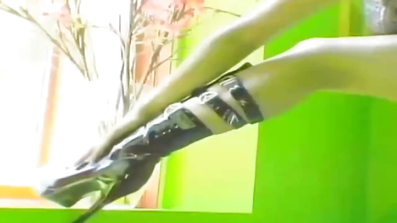 Plavokosa devojka fingeruje pičku do pulsirajućeg orgazma