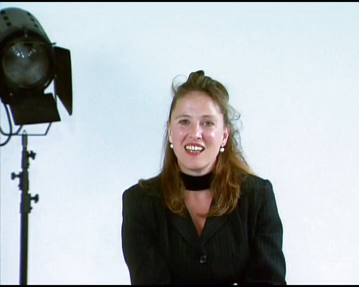 سيدة مذهلة من ألمانيا تظهر جسدها المثالي في جوارب طويلة