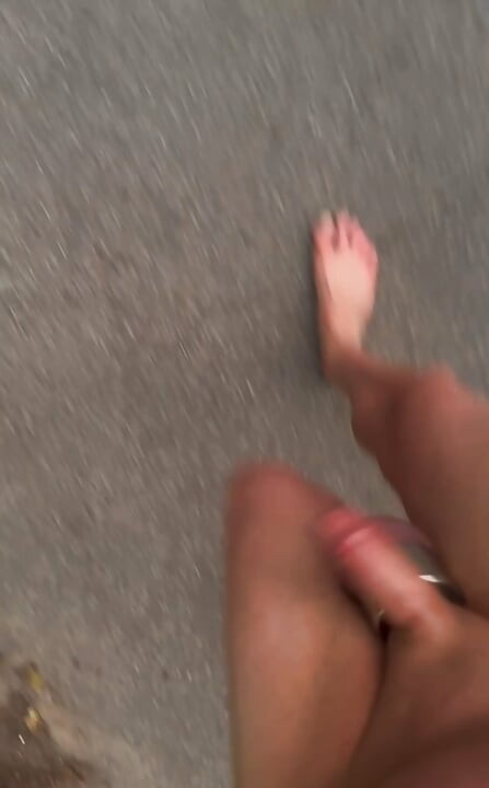 Cachonda en un paseo desnudo descalzo, así que me até mi polla gorda