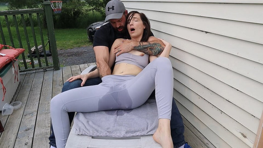 Squirt romantique en plein air dans un pantalon de yoga - avec Jess et Tony