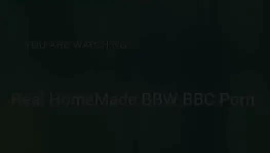 Suami menjilati klitorisku dengan jari di lubang pantatku