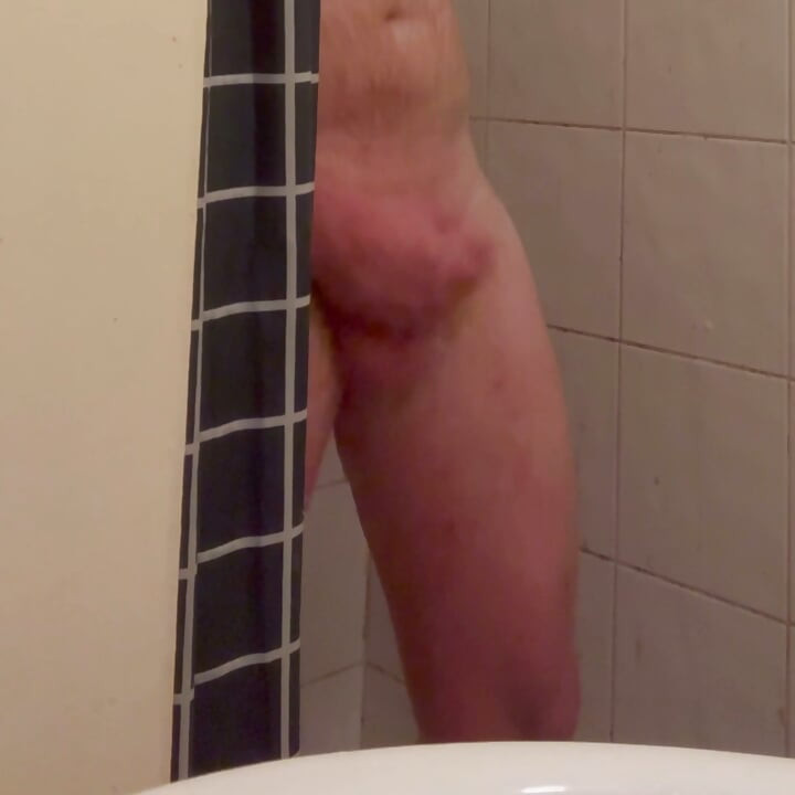 Dilf excitat cu jet uriaș de spermă după duș