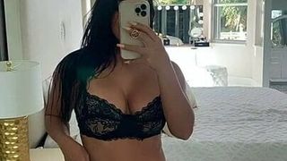 Dolly Castro en bikini selfie video