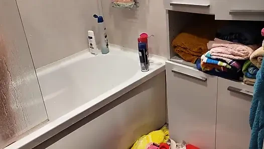 Meine stiefschwester im badezimmer erwischt