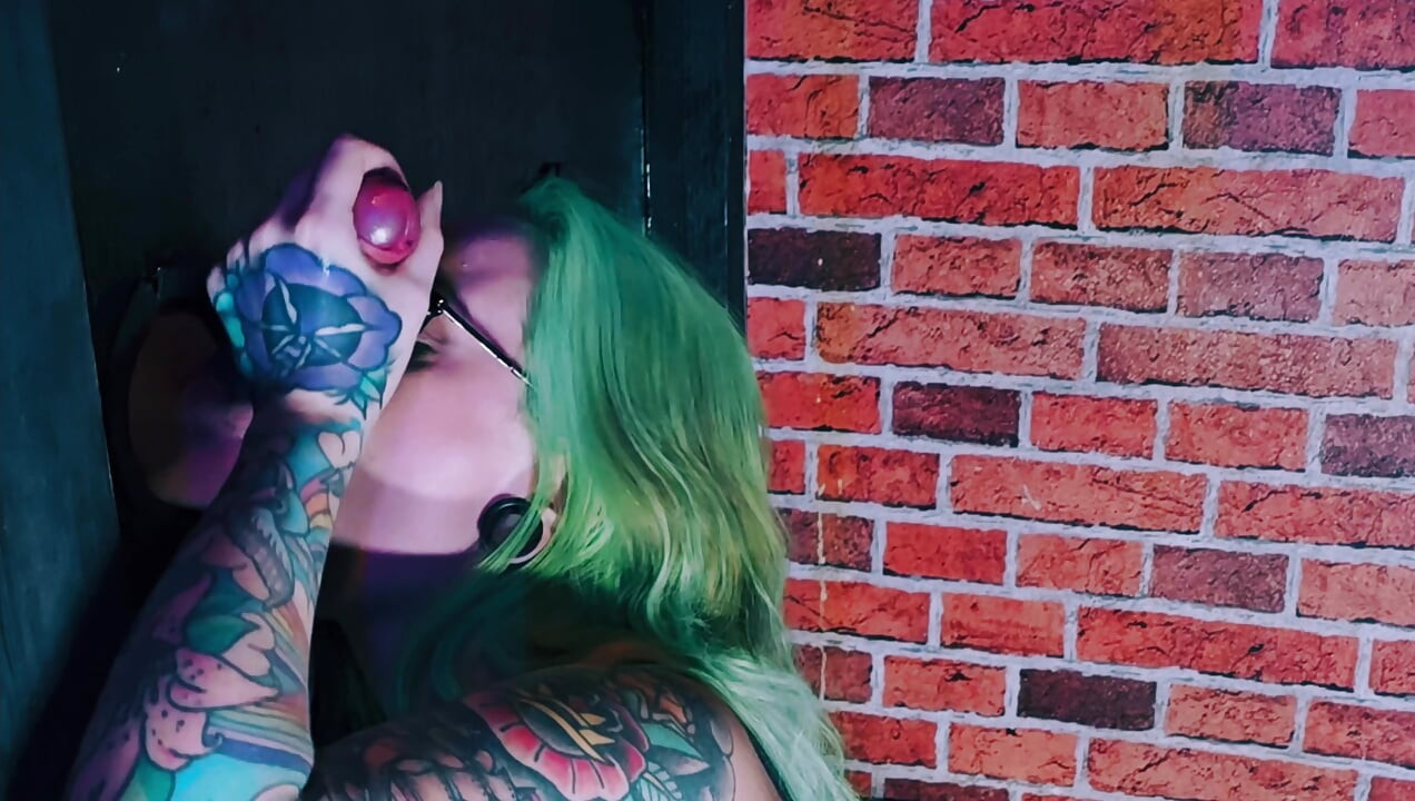 Mengisap Kontol Tebal di Gloryhole