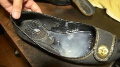 Enorme spermalading op platte schoenen van de coach