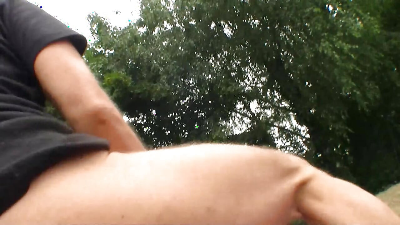 Gagică germană excitată de 20 de ani este futută în aer liber de un străin