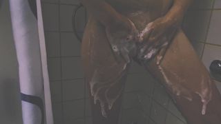Eu me masturbando no chuveiro e tendo um orgasmo muito bom!