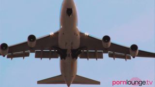 Stewardess met grote borsten zuigt piloot af