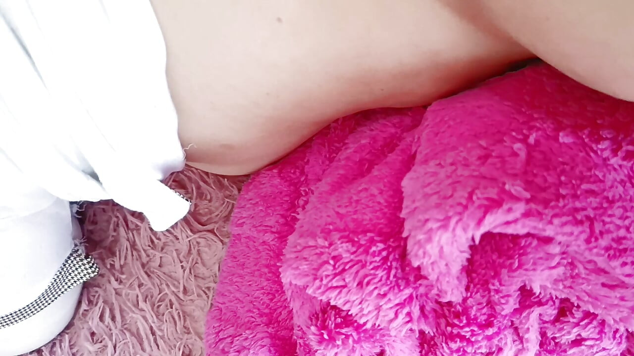 USANDO EL JUGOSO Y ENORME CULO DE MI PRIMA COLEGIALA, SE QUEDO ENCARGADA ASI QUE LE MOSTRÉ LAS REGLAS DE LA CASA