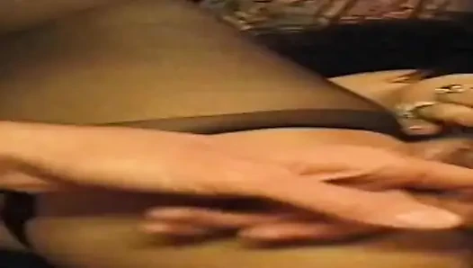 Retro olgun hatun yoğun parmaklama eyleminden çılgınca fışkırtıyor