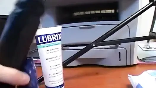 Jennifer büyük bir dildoyla oynuyor