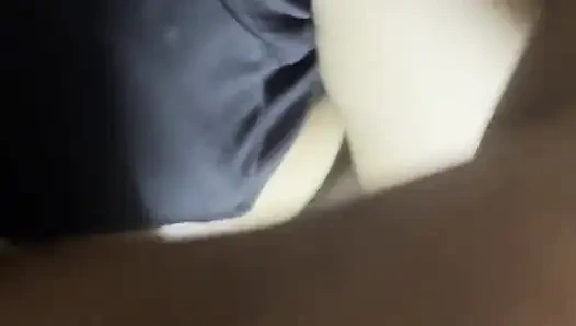 Küçük üvey kız kardeşimi odamda çıplak yatarken buluyorum ve onu sert sikiyor ve çok zengin götüne sikiyor gibi hissediyorum