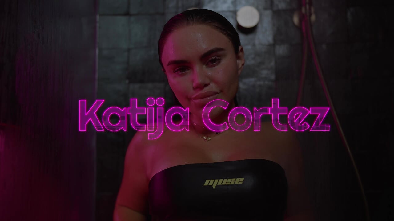 हॉट प्लेबॉय मॉडल अपने हॉट शरीर में तेल लगा रही है