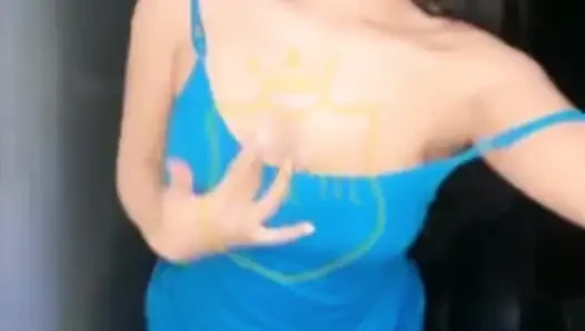 Prank terseksi, telanjang di orang asing menunjukkan memeknya yang basah