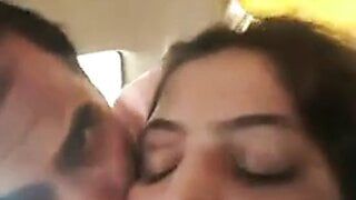 Casal paquistanês, romance e se beijando no carro