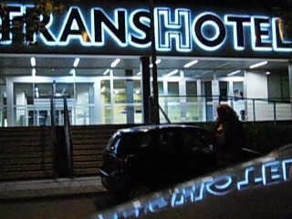 Tranny teef verlaat het transhotel