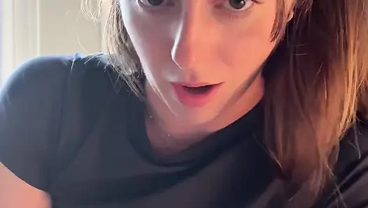 Cewek cantik berkaca mata ini ngasih tau caranya stroke yang enak!