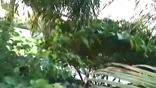 Gala и чувак делают шестьдесят девять на батуте