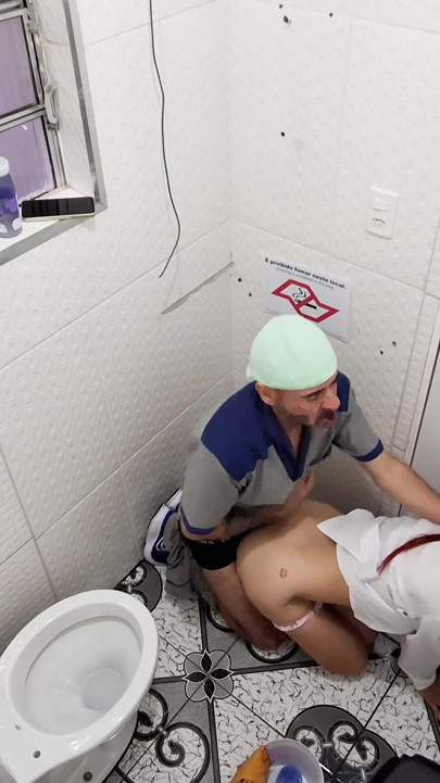 Verheiratete Krankenschwester betrügt meinen Mann mit Reinigungskraft im Krankenhausbadezimmer! | Clip 2