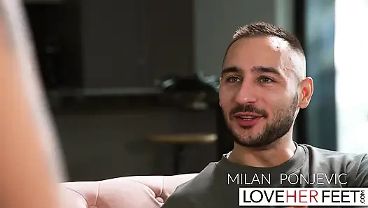 Ameena green si cewek rambut cokelat bertato dipuja dan dientot habis-habisan